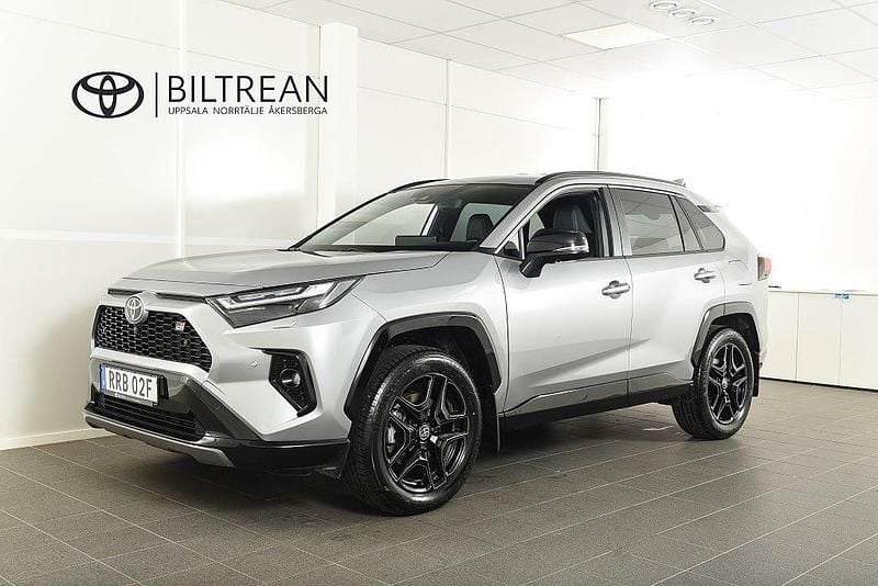 Silver Begagnad 2024 Toyota RAV4 Hybrid Sport SUV | 489 900 kr (Bra pris) - Bild 1/4