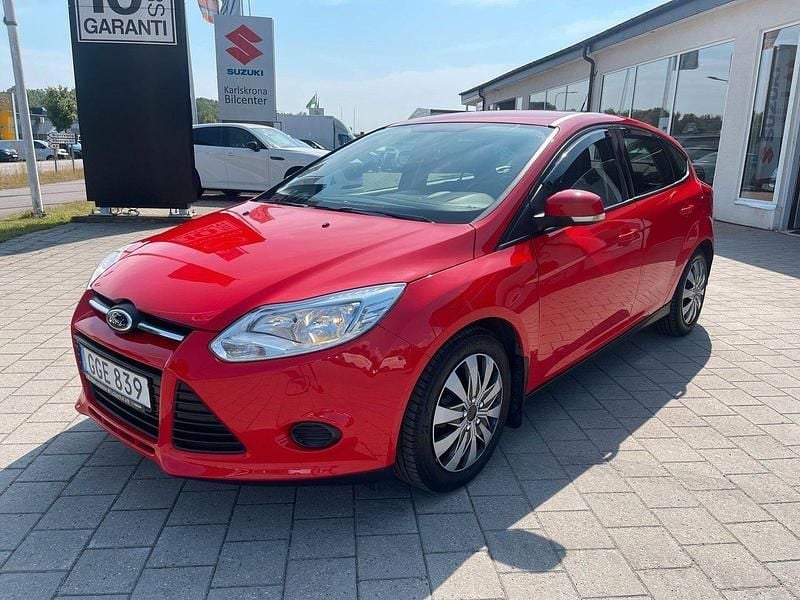 Röd Begagnad 2014 Ford Focus Trend Halvkombi | 79 000 kr (Bra pris) - Bild 1/4