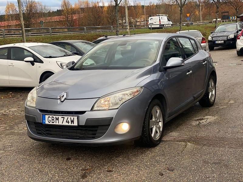 Begagnad Renault Mégane III 106 HK (77 kW) 2010 Grå Halvkombi
