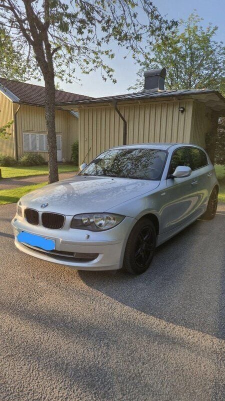 Grå Begagnad 2011 BMW 116 Halvkombi | 89 000 kr (Bra pris) - Bild 1/4