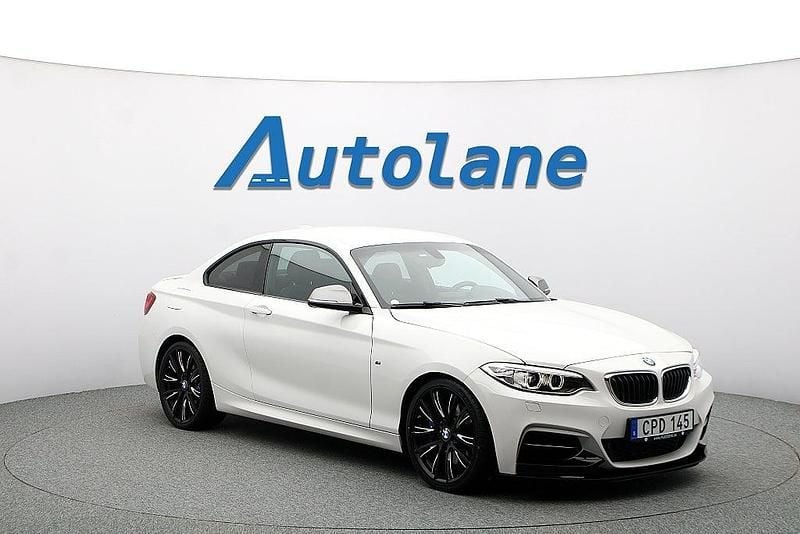 Vit Begagnad 2014 BMW M235 Sport Line Sportkupé | 289 900 kr (Marknadspris) - Bild 1/3