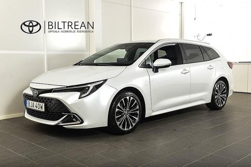 Vit Begagnad 2023 Toyota Corolla Style Kombi | 284 900 kr (Marknadspris) - Bild 1/4