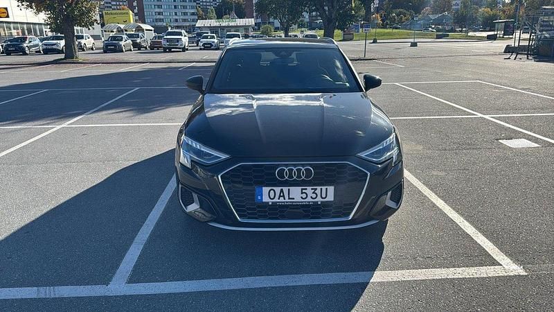 Svart Begagnad 2021 Audi A3 Sportback e-tron Comfort Sedan | 269 000 kr (Bra pris) - Bild 1/4