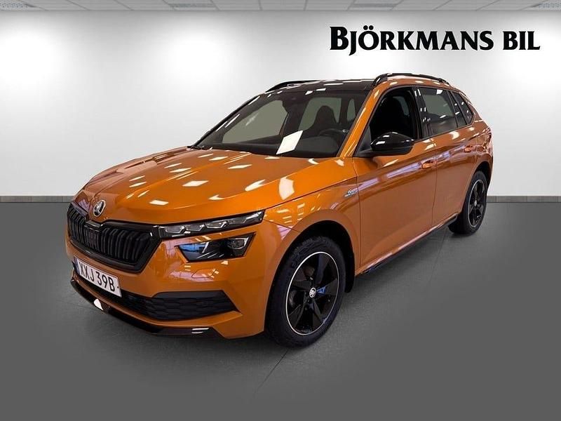 Orange Begagnad 2023 Skoda Kamiq Monte Carlo SUV | 264 900 kr (Marknadspris) - Bild 1/4