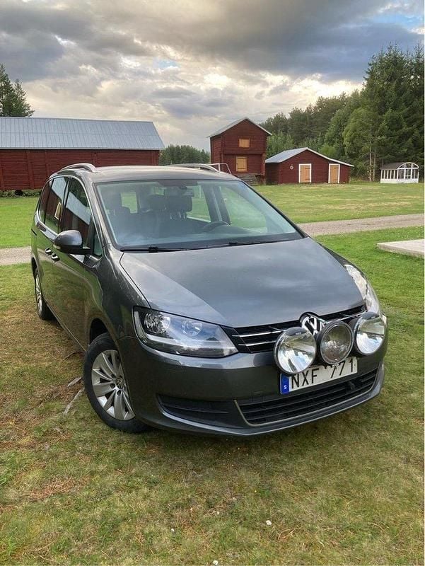 Grå Begagnad 2014 VW Sharan Minibuss | 112 000 kr (Bra pris) - Bild 1/4