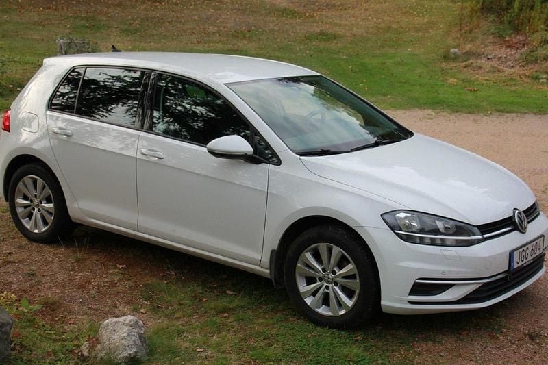 Vit Begagnad 2019 VW Golf VII Halvkombi | 98 000 kr (Bra pris) - Bild 1/4