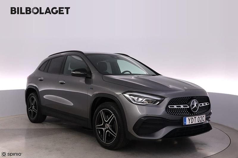 Mörkgrå (grå) Begagnad 2020 Mercedes GLA250 SUV | 349 800 kr (Marknadspris) - Bild 1/4