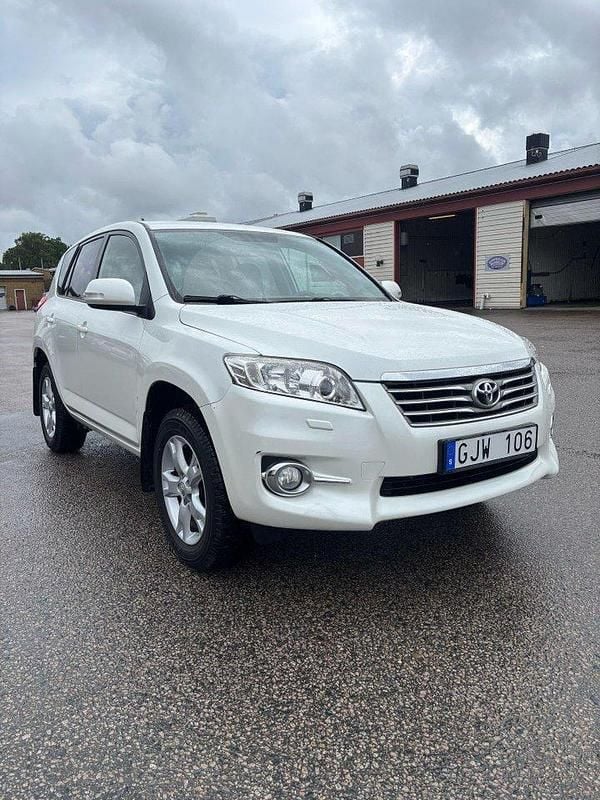 Vit Begagnad 2011 Toyota RAV4 SUV | 85 000 kr (Marknadspris) - Bild 1/4