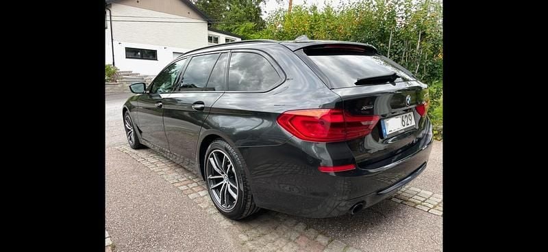 Grå Begagnad 2018 BMW 530 Sport Line Kombi | 279 000 kr (Bra pris) - Bild 1/4