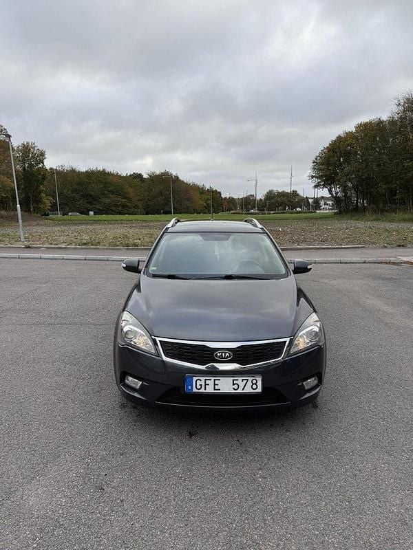 Grå Begagnad 2011 Kia Ceed Sportswagon Kombi | 42 000 kr (Marknadspris) - Bild 1/4