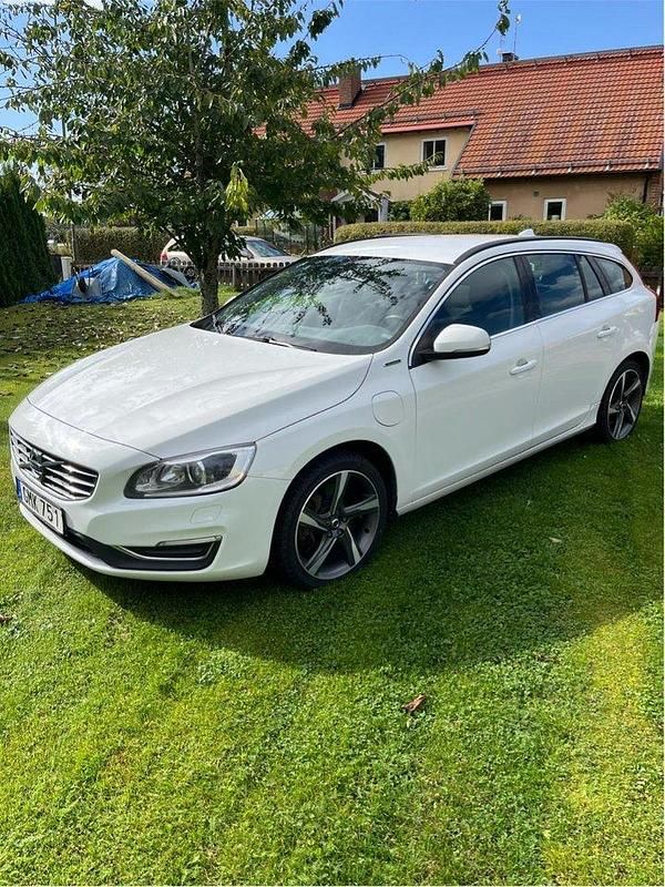 Vit Begagnad 2017 Volvo V60 Momentum Kombi | 125 000 kr (Marknadspris) - Bild 1/4
