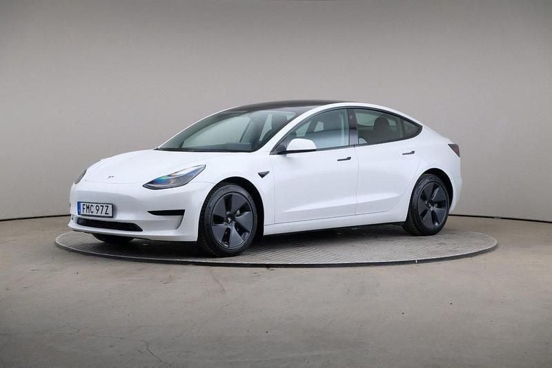 Vit Begagnad 2022 Tesla Model 3 Standard Range Sedan | 275 000 kr (Bra pris) - Bild 1/4