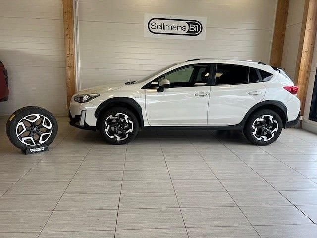 Vit (crystal white pearl ) Begagnad 2023 Subaru XV SUV | 329 000 kr (Marknadspris) - Bild 1/4