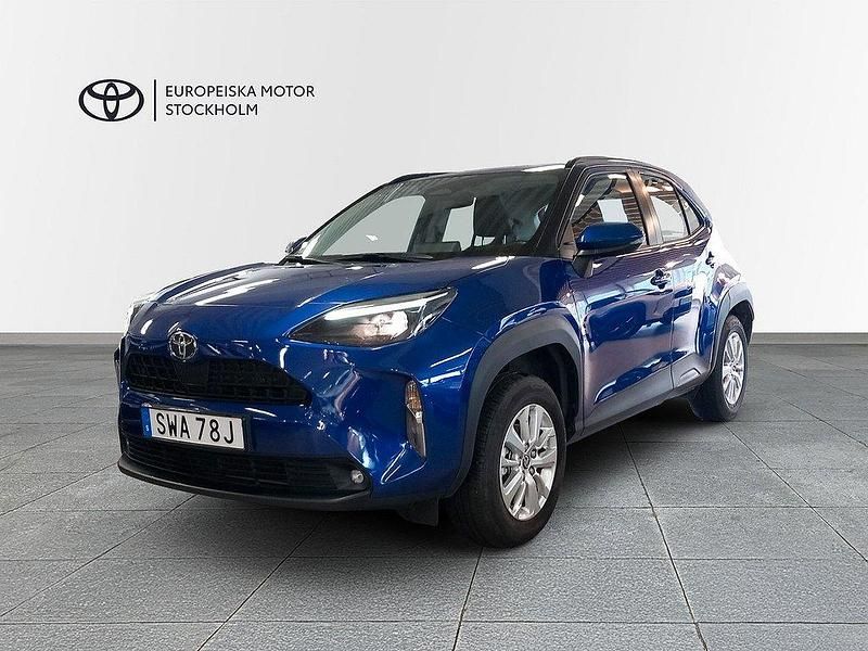 Mörkblå Begagnad 2024 Toyota Yaris Cross Active SUV | 284 900 kr (Marknadspris) - Bild 1/3