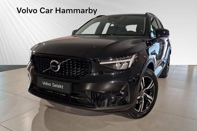 Svart Begagnad 2024 Volvo XC40 Plus SUV | 394 900 kr (Marknadspris) - Bild 1/3