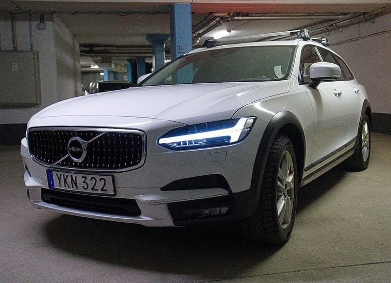 Vit Begagnad 2017 Volvo V90 CC Momentum Kombi | 230 000 kr (Marknadspris) - Bild 1/4
