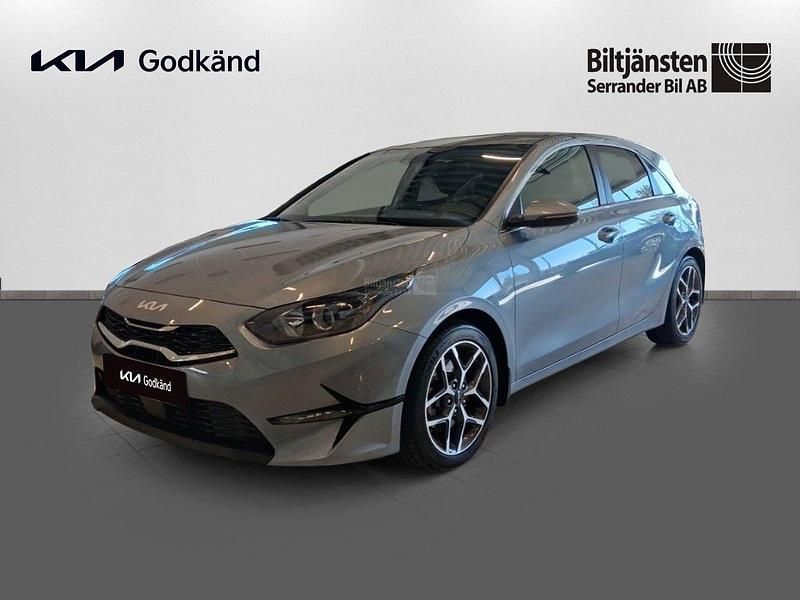 Grå Begagnad 2022 Kia Ceed Advance Halvkombi | 239 900 kr (Marknadspris) - Bild 1/4