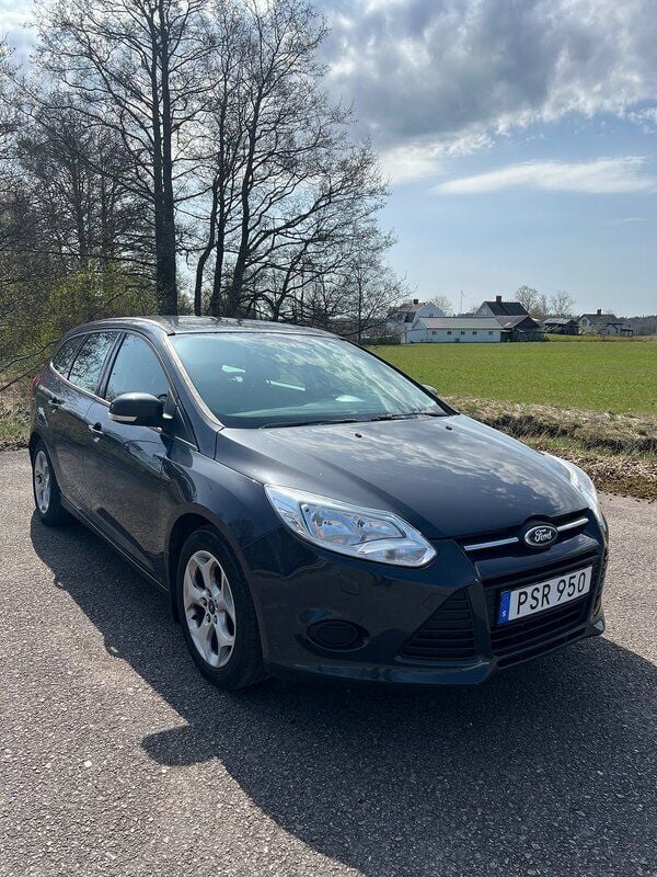Grå Begagnad 2014 Ford Focus Trend Kombi | 59 900 kr (Marknadspris) - Bild 1/4