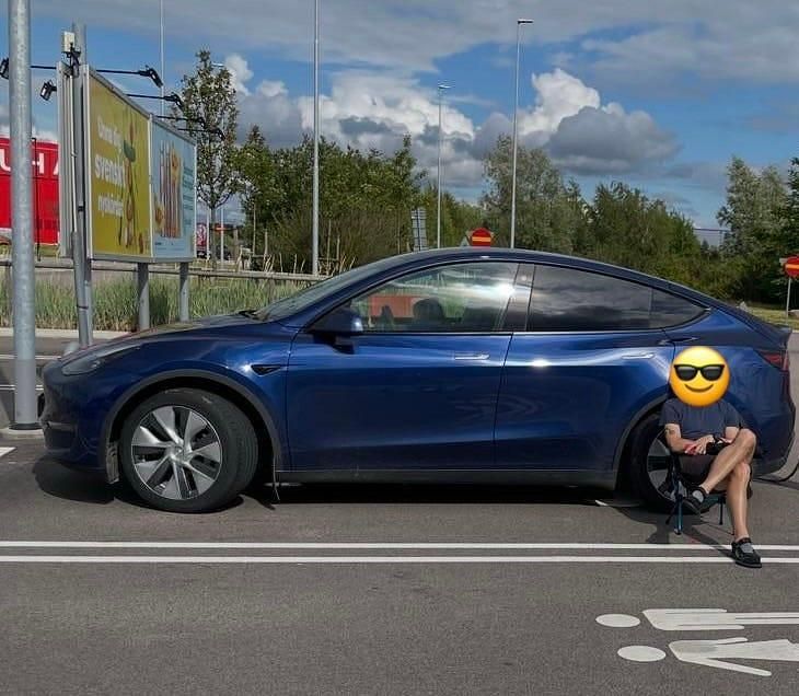 Blå metallic Begagnad 2024 Tesla Model Y Long Range AWD SUV | 420 000 kr (Marknadspris) - Bild 1/1