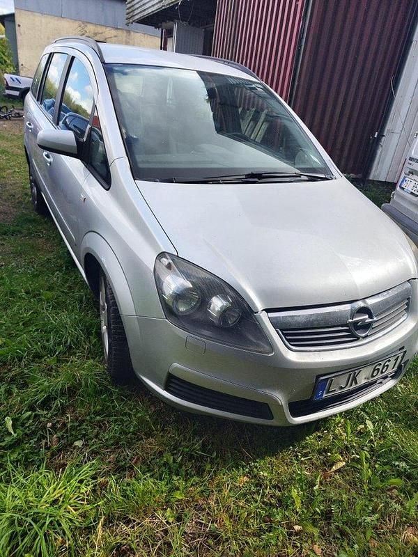 Grå Begagnad 2007 Opel Zafira Minibuss | 23 000 kr (Marknadspris) - Bild 1/4