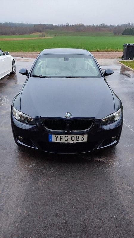 Blå Begagnad 2008 BMW 320 Cabriolet Comfort Edition Cab | 99 000 kr (Superpris) - Bild 1/4