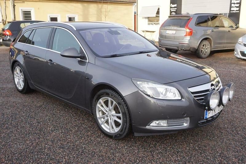 Silver Begagnad 2010 Opel Insignia Kombi | 64 900 kr (Marknadspris) - Bild 1/4