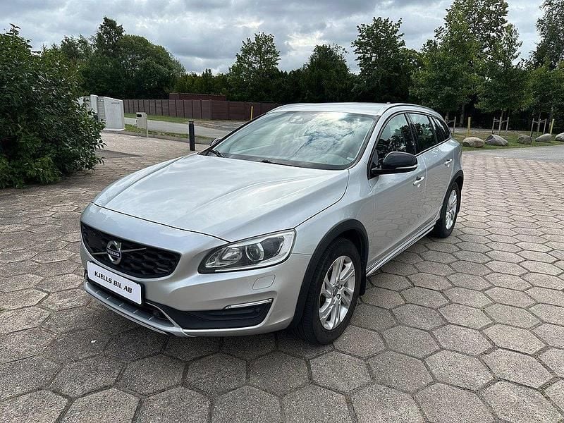 Silver Begagnad 2017 Volvo V60 CC Momentum Kombi | 127 500 kr (Marknadspris) - Bild 1/4