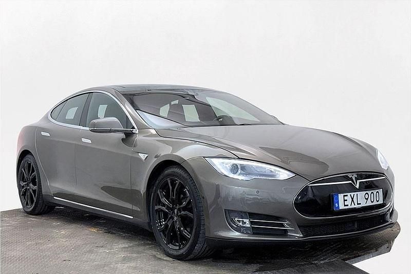 Grå Begagnad 2015 Tesla Model S Sedan | 289 800 kr (Dyr) - Bild 1/3