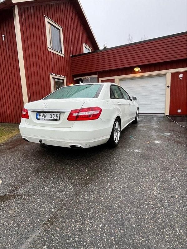 Vit Begagnad 2012 Mercedes E200 Classic Sedan | 129 900 kr (Dyr) - Bild 1/4