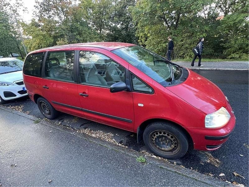Röd Begagnad 2002 VW Sharan Minibuss | 13 000 kr - Bild 1/4