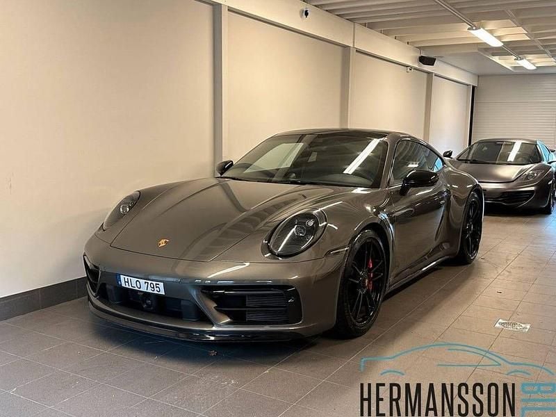 Grå Begagnad 2023 Porsche 992 Sportkupé | 2 249 900 kr - Bild 1/4