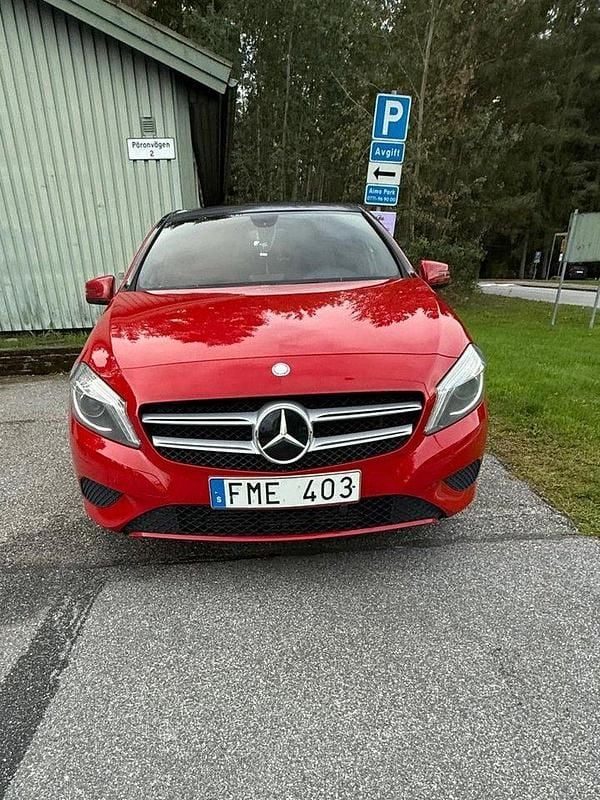 Röd Begagnad 2013 Mercedes A180 Urban Halvkombi | 150 000 kr (Dyr) - Bild 1/4