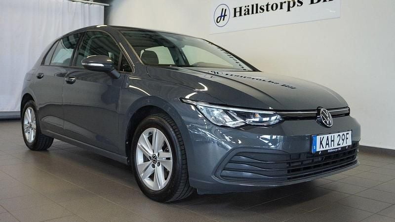 Grå Begagnad 2022 VW Golf VIII Halvkombi | 279 900 kr (Marknadspris) - Bild 1/4