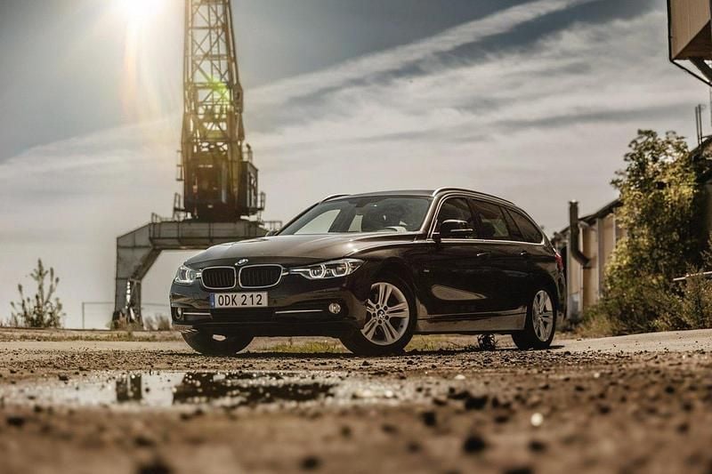 Brun Begagnad 2016 BMW 320 Sport Line Kombi | 159 000 kr (Bra pris) - Bild 1/4