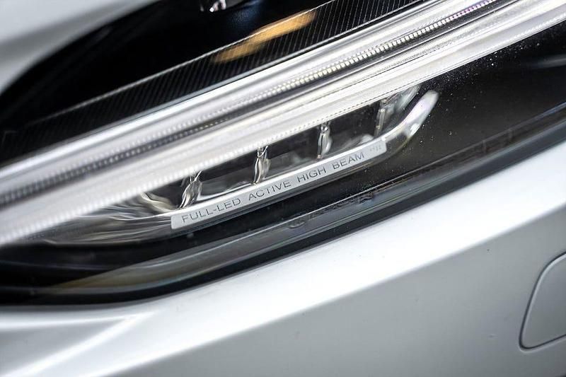 Begagnad Volvo V90 CC Momentum 190 HK (139 kW) 2018 Vit Kombi