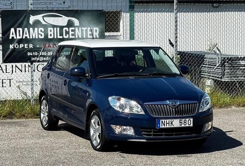 Blå Begagnad 2013 Skoda Fabia Elegance Halvkombi | 63 700 kr (Marknadspris) - Bild 1/4