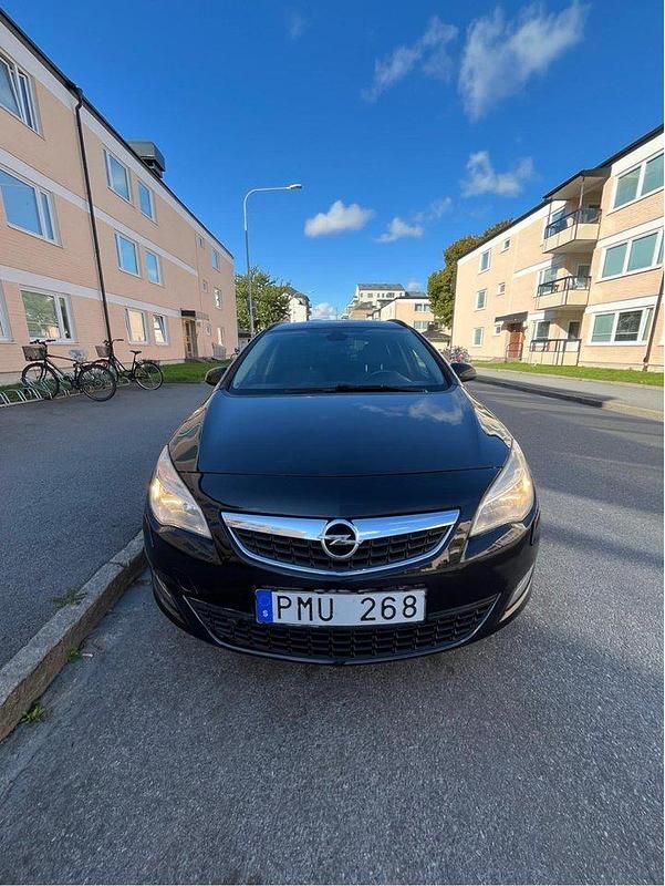 Svart Begagnad 2011 Opel Astra Kombi | 35 700 kr (Superpris) - Bild 1/4