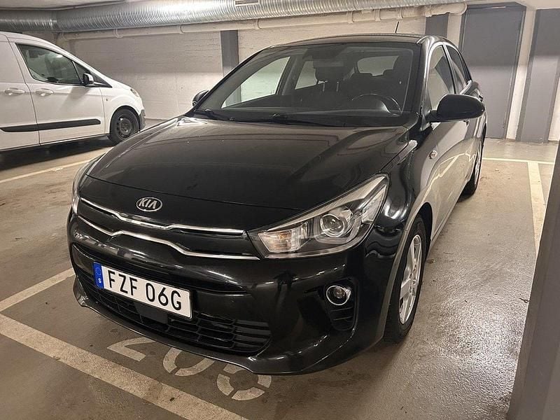 Svart Begagnad 2020 Kia Rio Halvkombi | 127 000 kr (Lite dyr) - Bild 1/4