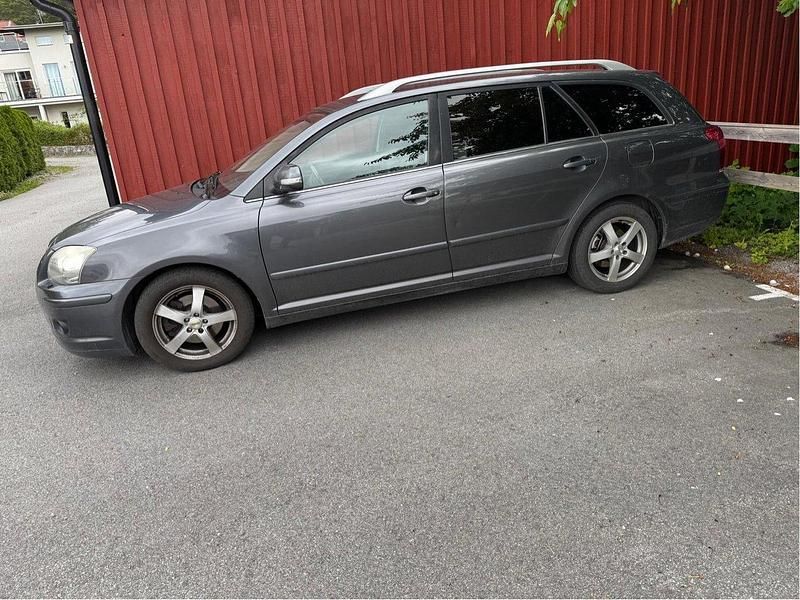 Grå Begagnad 2007 Toyota Avensis Kombi | 25 000 kr (Marknadspris) - Bild 1/1