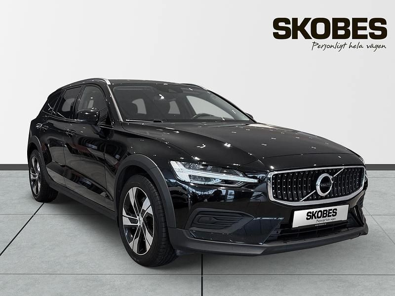Svart Begagnad 2022 Volvo V60 CC Kombi | 334 600 kr (Lite dyr) - Bild 1/3