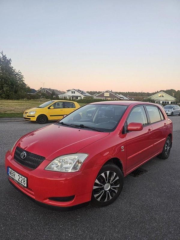 Röd Begagnad 2004 Toyota Corolla Halvkombi | 29 500 kr (Marknadspris) - Bild 1/4