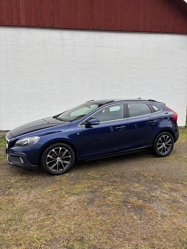 Blå Begagnad 2015 Volvo V40 CC Ocean Race Kombi | 120 000 kr (Marknadspris) - Bild 1/4