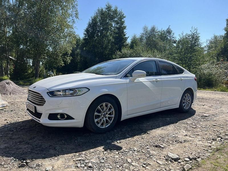 Vit Begagnad 2017 Ford Mondeo Halvkombi | 120 000 kr (Marknadspris) - Bild 1/2