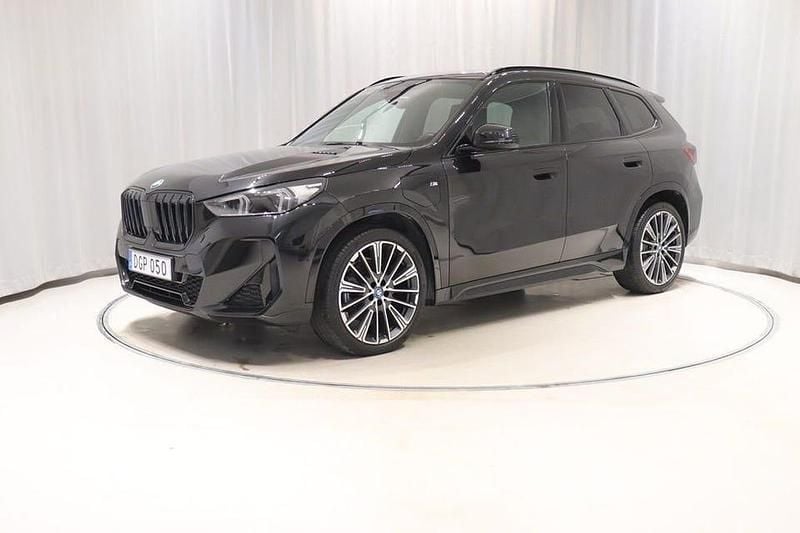 Svart Begagnad 2024 BMW X1 M Sport SUV | 459 800 kr (Marknadspris) - Bild 1/4