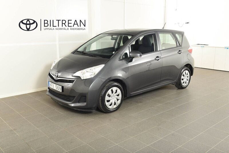 Mörkgrå Begagnad 2012 Toyota Verso-S Plus Minibuss | 99 900 kr - Bild 1/4
