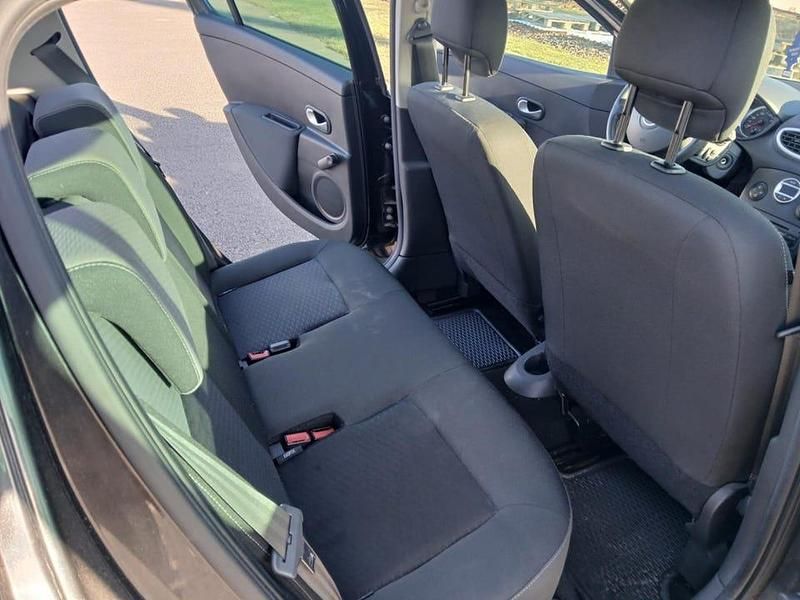 Begagnad Renault Clio R.S. 75 HK (55 kW) 2010 Svart Halvkombi