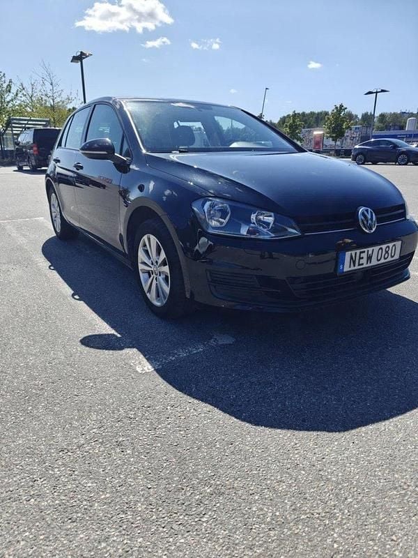 Svart Begagnad 2016 VW Golf VII Halvkombi | 119 000 kr (Marknadspris) - Bild 1/4