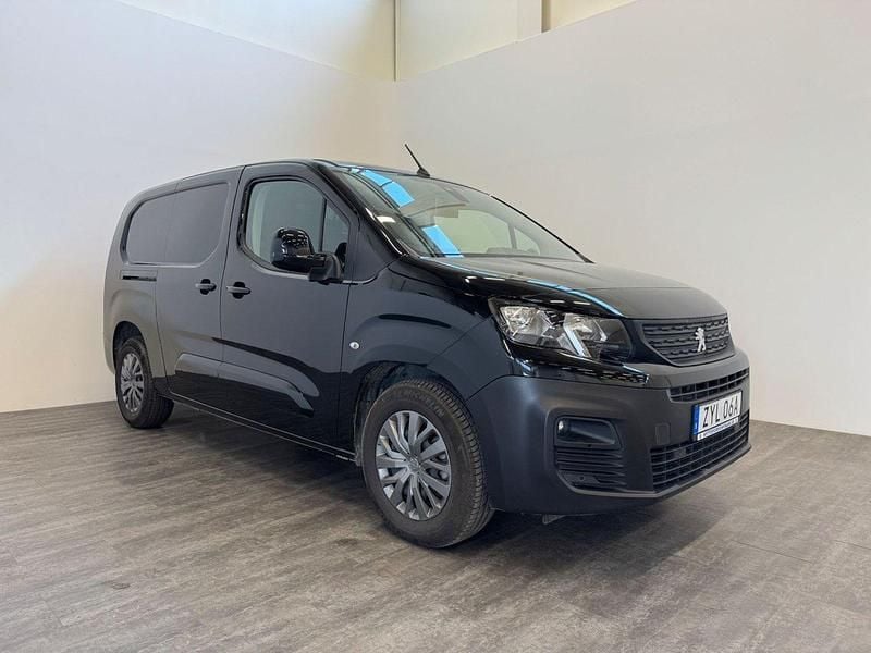 Svart Begagnad 2023 Peugeot E-Partner Minibuss | 245 000 kr - Bild 1/4