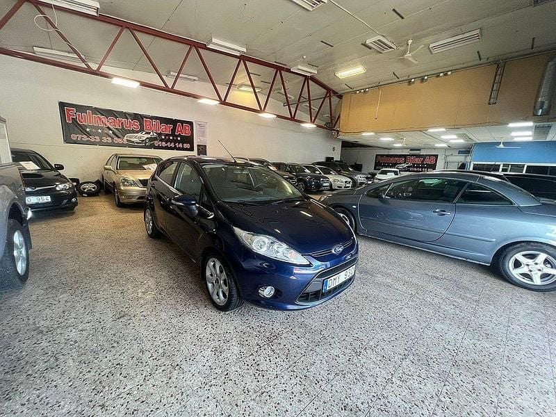 Blå Begagnad 2011 Ford Fiesta Titanium Halvkombi | 49 900 kr (Marknadspris) - Bild 1/4