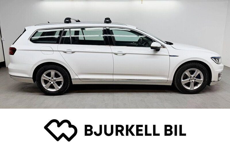 Vit Begagnad 2017 VW Passat GTE Kombi | 179 500 kr (Marknadspris) - Bild 1/4